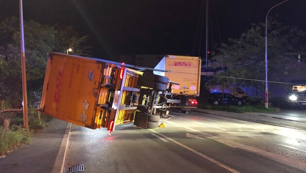 Der Lkw-Anhänger kippte auf die Gegenfahrbahn.