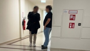 In Begleitung seines Vaters nahm der 17-Jährige auf der Anklagebank Platz.