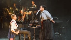 In der Volksoper auch eine Liebe zwischen Musical und Oper: Don José (Anton Zetterholm) und ...