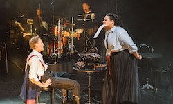 In der Volksoper auch eine Liebe zwischen Musical und Oper: Don José (Anton Zetterholm) und ...