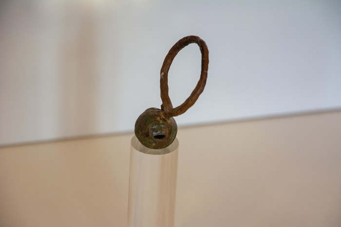 Dieses Glöckchen hatte der kleine Mann auf seinem Gürtel. Lief er davon, bimmelte es und seine ...