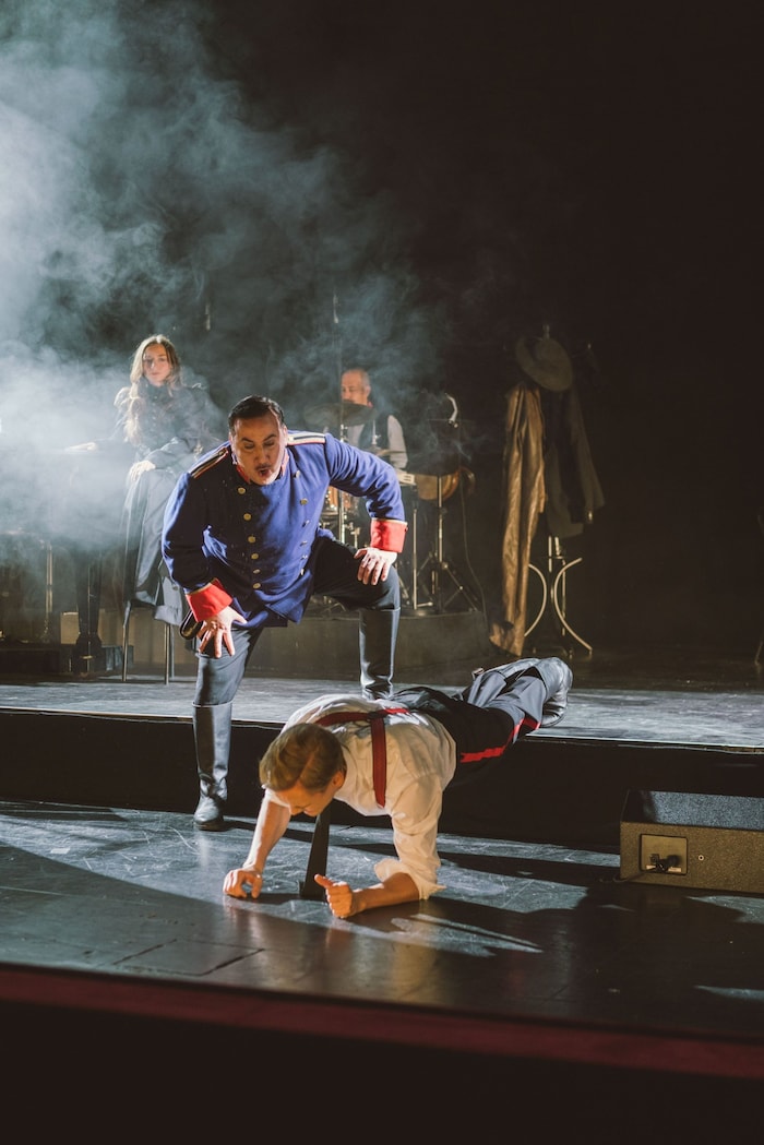 Moralès (Florian Carove) lässt Don José (Anton Zetterholm) Liegestütze machen. Micaëla (Julia ...