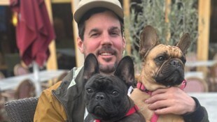 Mit seinen beiden Hunden hat sich Verteidiger Tim Coffman bei den Zeller Eisbären bereits ...