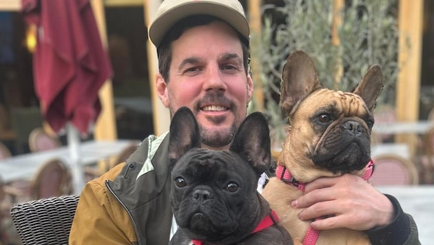 Mit seinen beiden Hunden hat sich Verteidiger Tim Coffman bei den Zeller Eisbären bereits ...