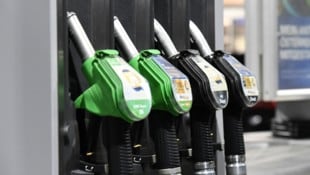 Die Mineralölkonzerne geben niedrige Ölpreise nicht an die Konsumenten weiter.