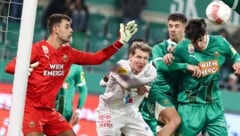 Jakob Schöller (re.) soll jetzt wieder vor Rapids Goalie Hedl im Strafraum „aufräumen“