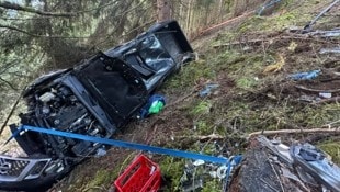 Die Feuerwehren bargen das abgestürzte Fahrzeug.