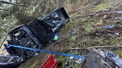Die Feuerwehren bargen das abgestürzte Fahrzeug.