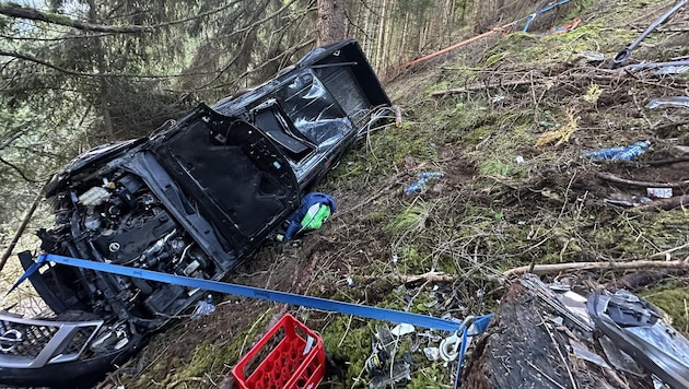 Die Feuerwehren bargen das abgestürzte Fahrzeug.