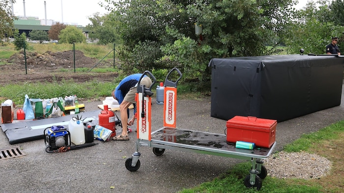 Toni A. packt seine Sachen zusammen.