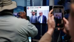 Das Weiße Haus zeigt das rassistische KI-Video in Dauerschleife – Vance findet es „witzig“.