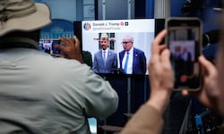 Das Weiße Haus zeigt das rassistische KI-Video in Dauerschleife – Vance findet es „witzig“.