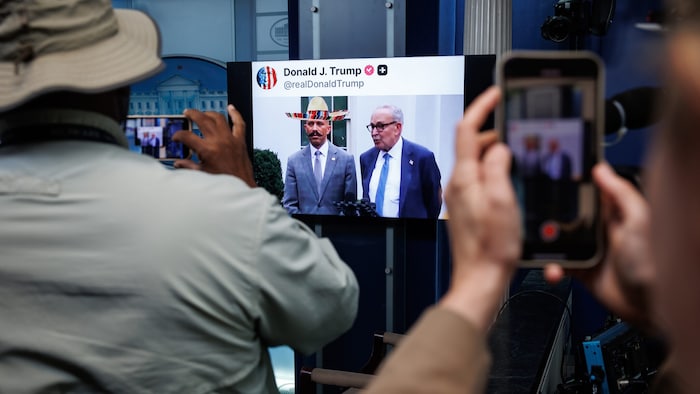 Das Weiße Haus zeigt das rassistische KI-Video in Dauerschleife – Vance findet es „witzig“.