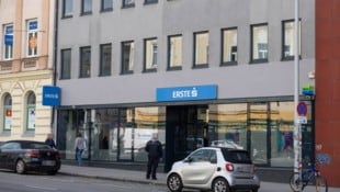 In dieser Bank verübten die Männer den ersten Überfall.