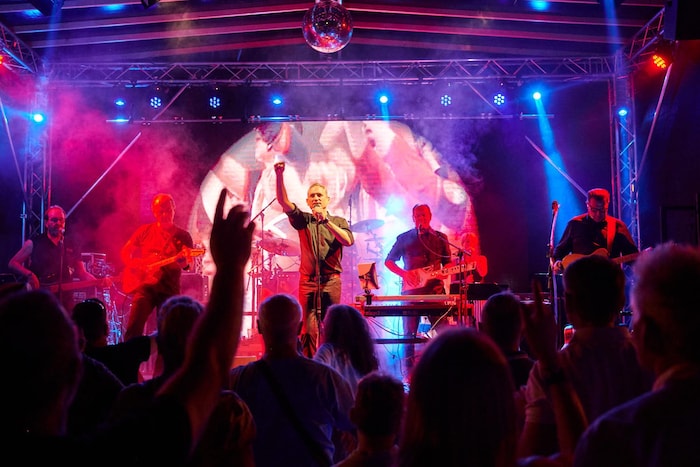 Die renommierte Tribute-Band Yet Another Pink Floyd tritt erstmals mit dem 15-köpfigen ...