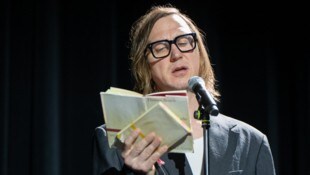 Der bekannte deutsche Schauspieler Lars Eidinger füllt die Häuser mit seinen Lesungen, in Linz ...