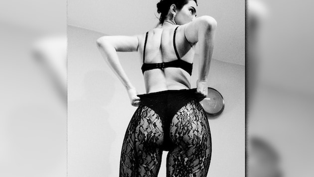 Kendall Jenner macht mit dieser POse Heidi Klum als Strumpfhosen-Modell Konkurrenz.