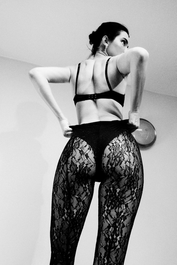 Die Spitzenstrumpfhose von Calzedonia steht Kendall Jenner ausgezeichnet!