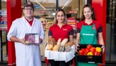 Frischeheldin, Filialleiterin und Fleischhauer vor der PENNY Filiale