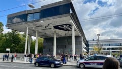 Schüler werden an der HTL Salzburg evakuiert. 