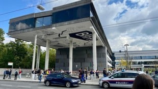 Schüler werden an der HTL Salzburg evakuiert. 