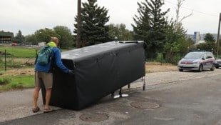 Toni A. schob seine Koje mit einem Baumarkt-Wagerl weg.