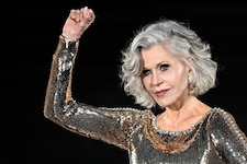 Jane Fonda tritt in die Fußstapfen ihres Vaters Henry Fonda und erweckte eine Protestbewegung ...