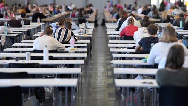Für das Wintersemester 2025/26 haben 2.748 Personen den Aufnahmetest für das ...