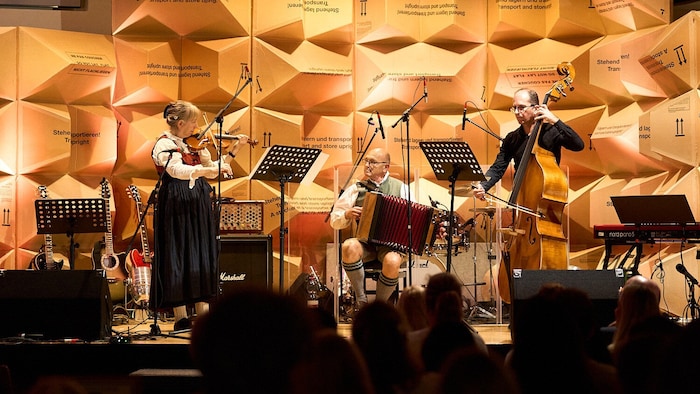 Hildegard und Heinz zeigten ihr Können, sie spielten österreichische Volksmusik.