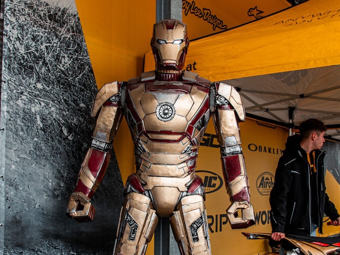 So begrüßte Iron Man noch Montagabend seine Kunden.