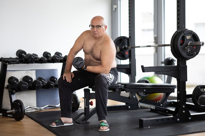 Waltraud überlegt, nun auch beim Bewerb für Frauen-Gewichtheben mitzumachen.