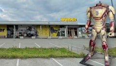 Seit etwa zwei Jahren wacht Iron Man über das Motorradzubehörgeschäft auner in Bad Fischau, ...