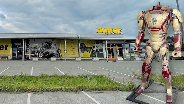 Seit etwa zwei Jahren wacht Iron Man über das Motorradzubehörgeschäft auner in Wiener Neustadt. ...