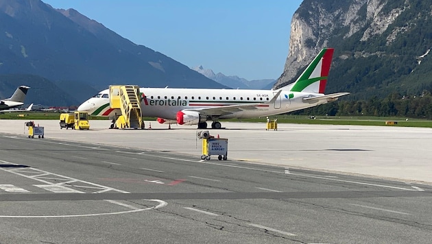 Die Maschine steht seit einem Monat auf dem Rollfeld.