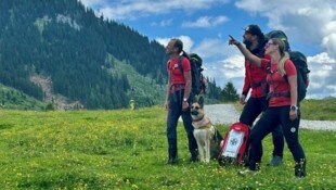 130 Einsatzkräfte, darunter zahlreiche Bergretter mit Suchhunden, suchten nach der abgängigen ...
