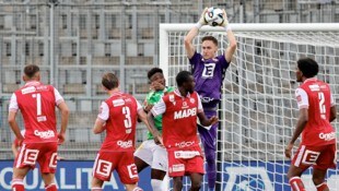 Goalie Jakob Meierhofer hat im Strafraum alles im Griff.