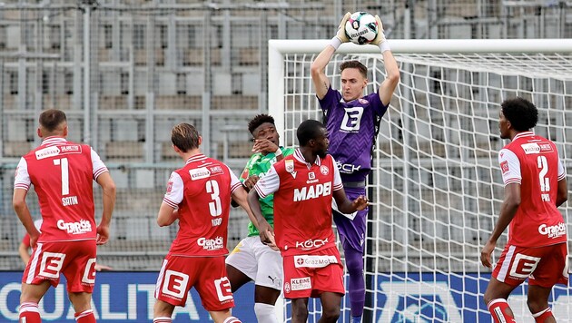 Goalie Jakob Meierhofer hat im Strafraum alles im Griff.