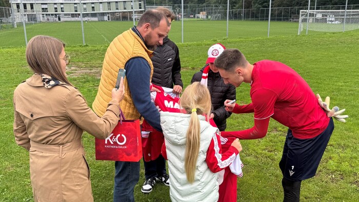 Beim öffentlichen Training am Dienstag war er im Visier der Autogramm- und Selfie-Jäger.