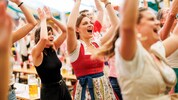 Tradition im Höhenflug. 42 Prozent der jungen Generation gehen auf mehrere Wiesnfeste im Jahr.