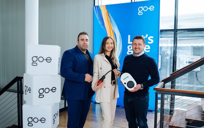 Am Foto (von links): Erik Yesayan (CEO von go-e), Sabrina-Monique Schimitz (Customer Success ...