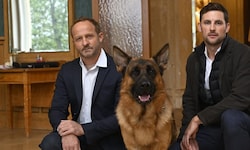 „Rex“ mit seinen beiden Herrchen