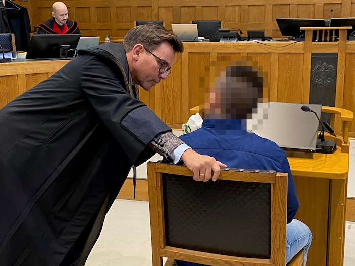 Der Spanier (26), verteidigt von Anwalt Manfred Keller, sitzt wegen Mordes vor Gericht.