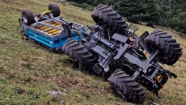 Der Traktor stürzte über einen Abhang.