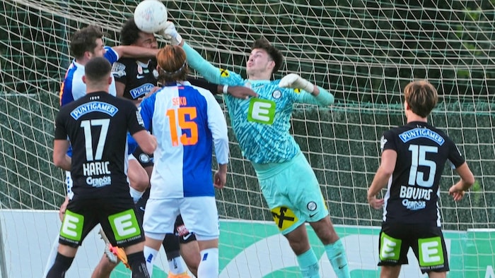 Daniil Khudyakov (re.) arbeitet schon längst wieder unter Tormanntrainer Stefan Loch.