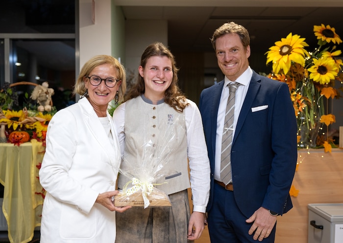 Johanna Mikl-Leitner hatte auch ein kleines Präsent für Barbara Aigner dabei.