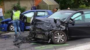 Beide Fahrzeuge wurden bei dem Unfall schwer beschädigt.