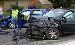 Beide Fahrzeuge wurden bei dem Unfall schwer beschädigt.