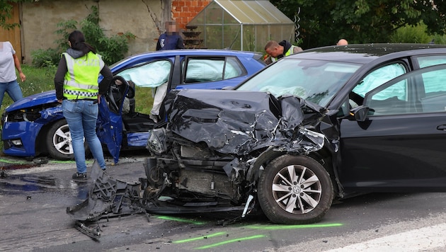 Beide Fahrzeuge wurden bei dem Unfall schwer beschädigt.