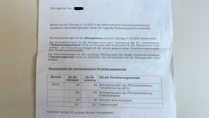 Waltraud legt „Krone“-Journalistin Katia Wagner das Schreiben der Pensionsversicherungsanstalt ...