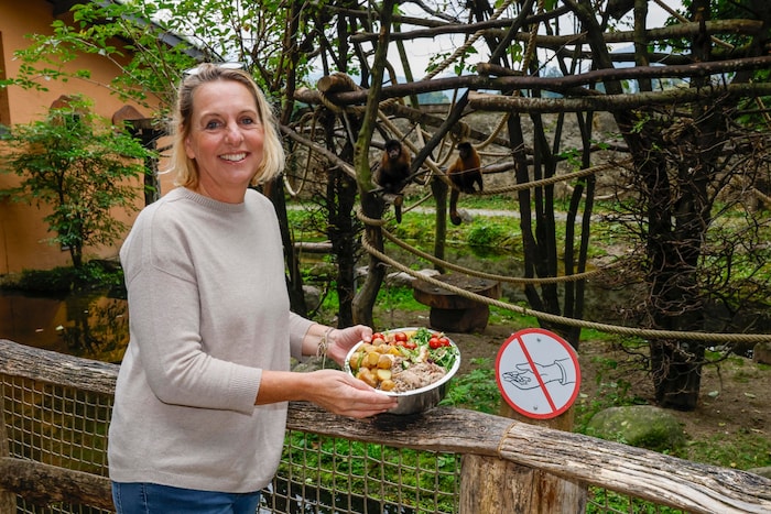 Zoo-Chefin Sabine Grebner zeigt das artgerechte Futter für die Kapuzineraffen.